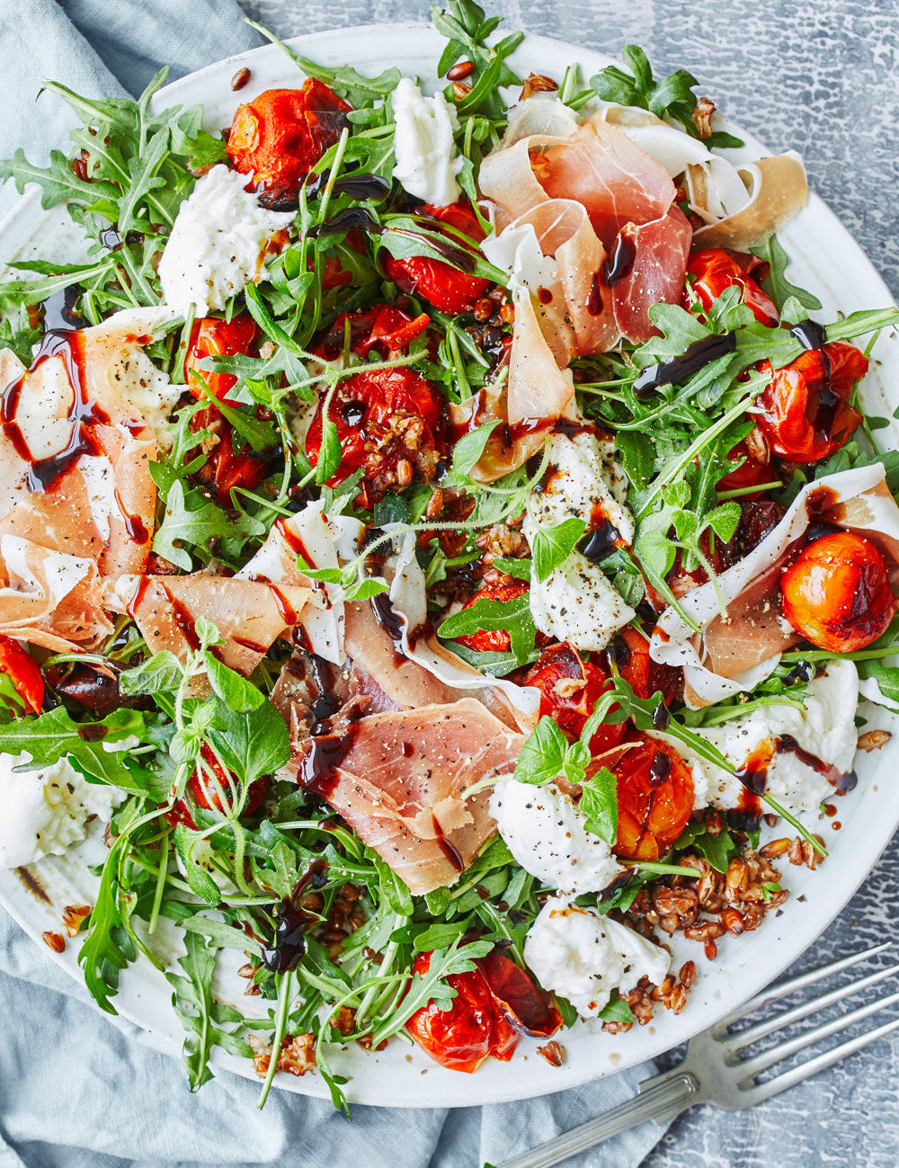 Salat med rugkerner og bagte tomater