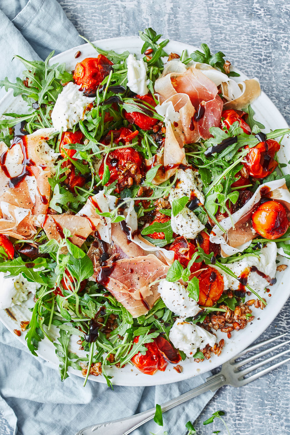 Salat med rugkerner og bagte tomater