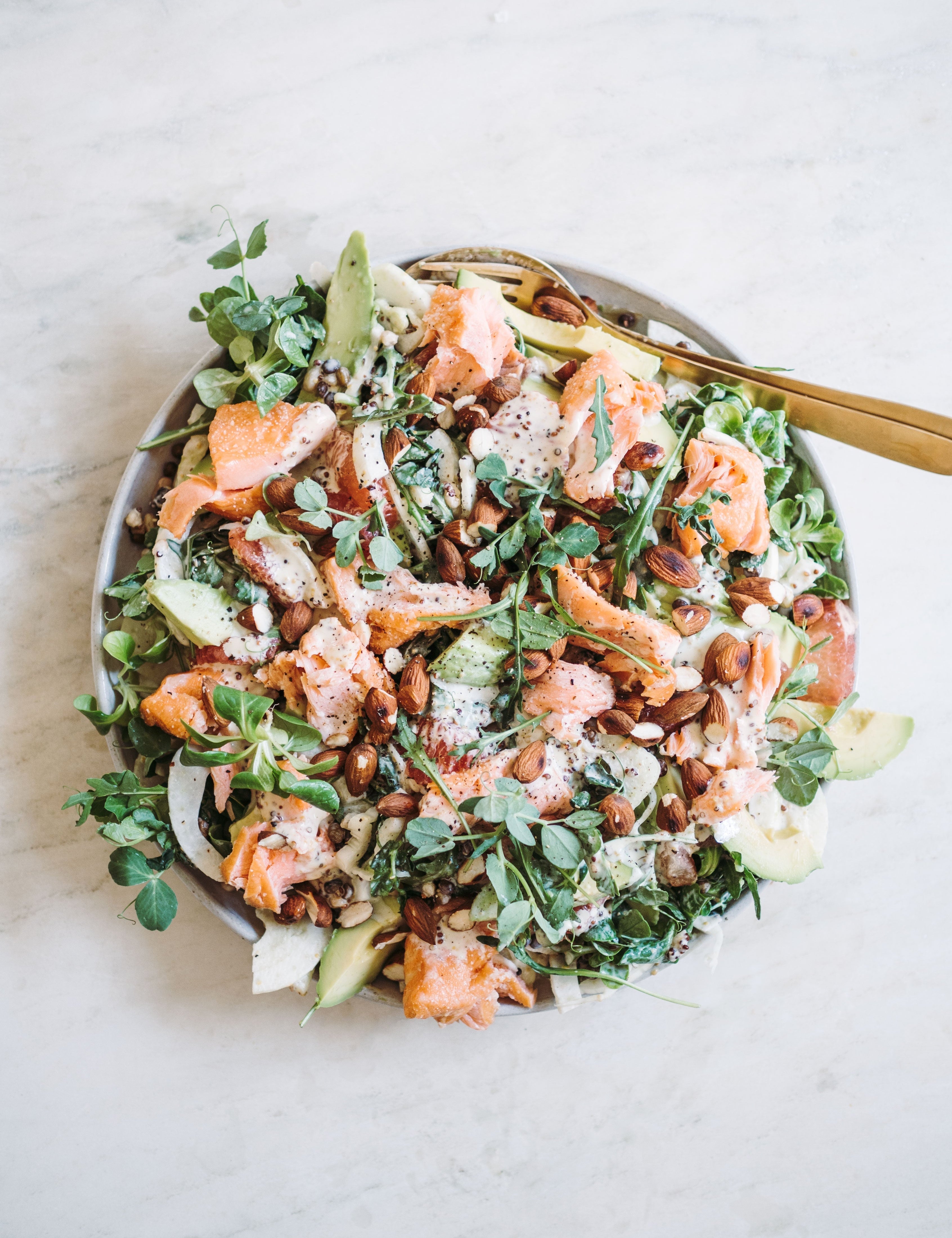 Salat med varmrøget laks og avocado