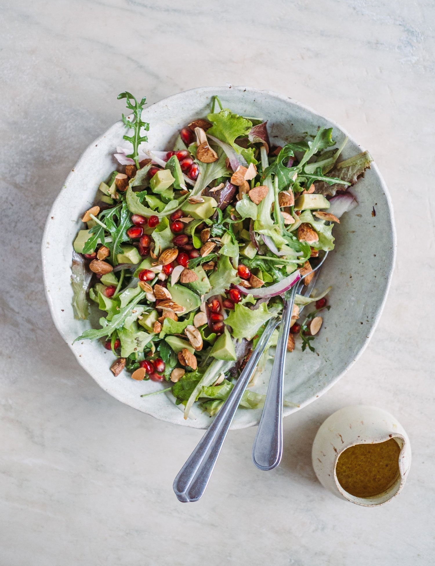 Grøn salat med granatæble og avocado