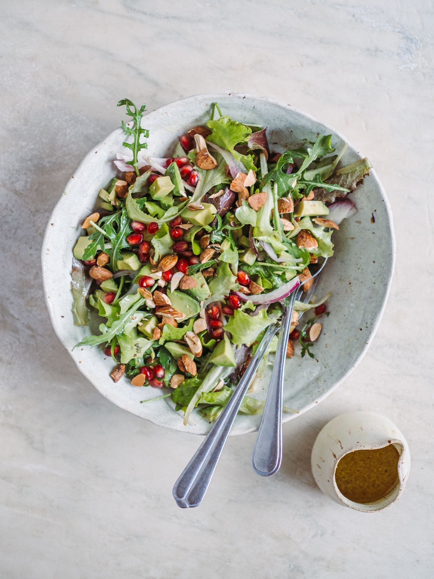 Grøn salat med granatæble og avocado