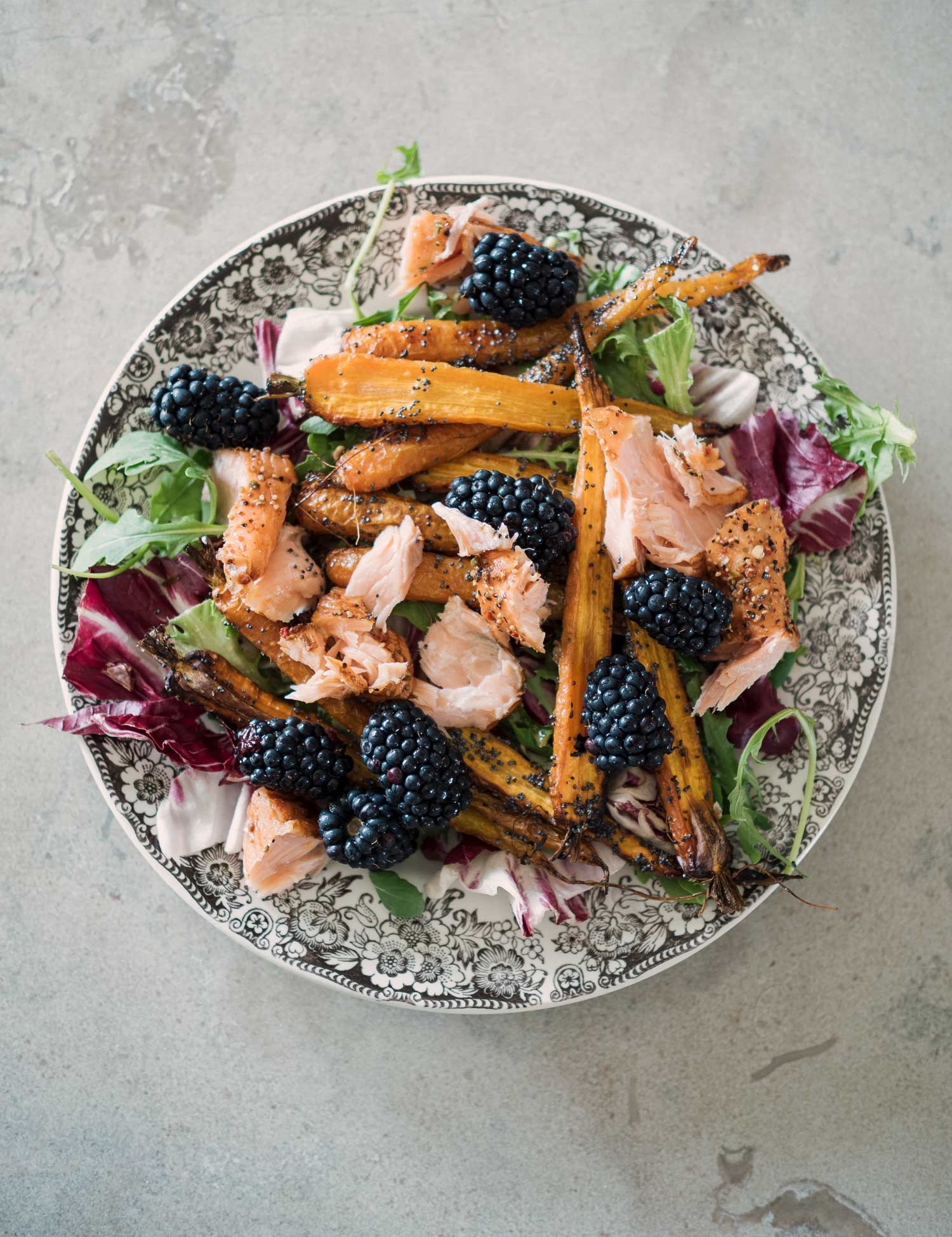 Salat med bagte gulerødder og laks
