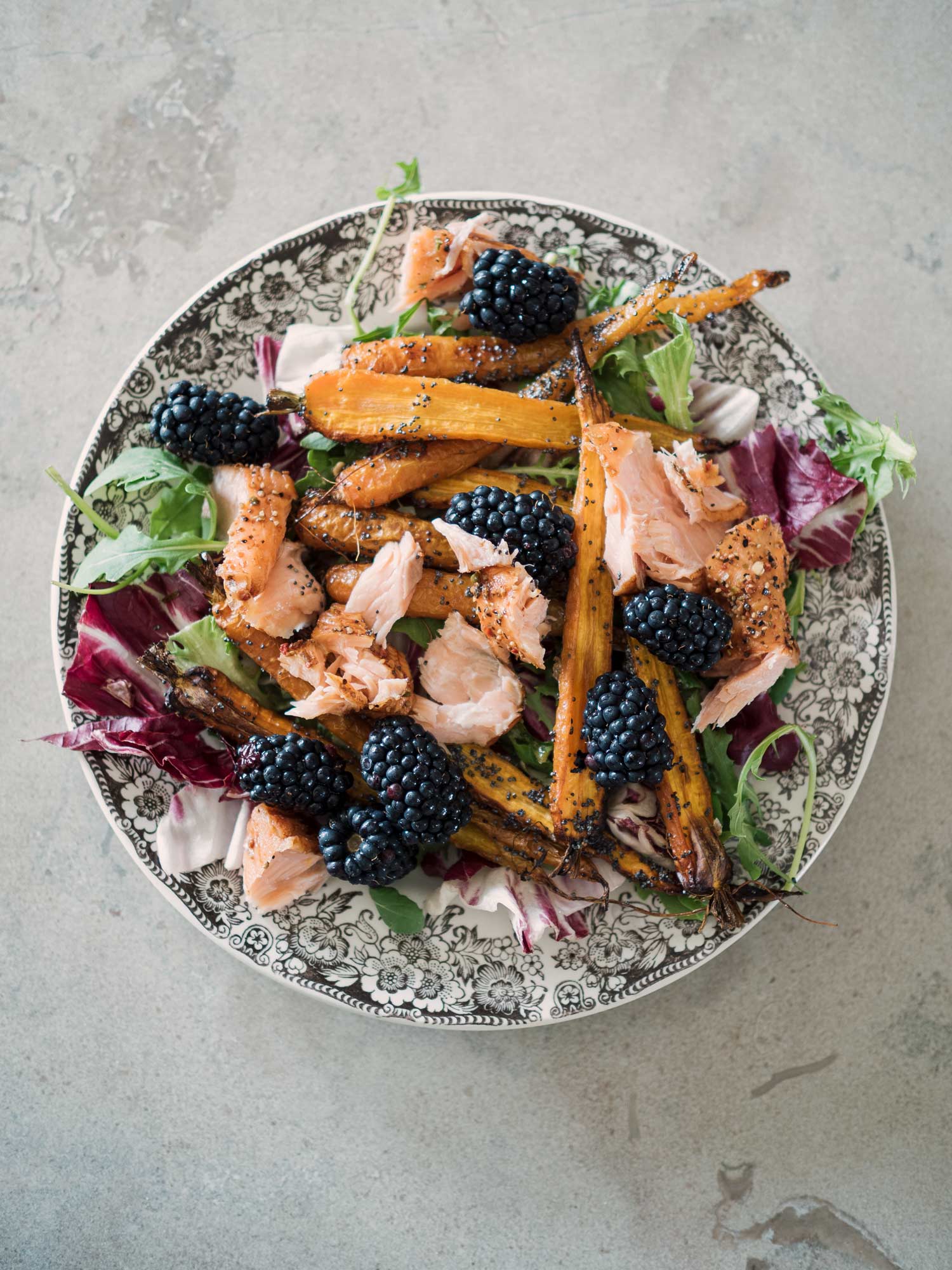 Salat med bagte gulerødder og laks