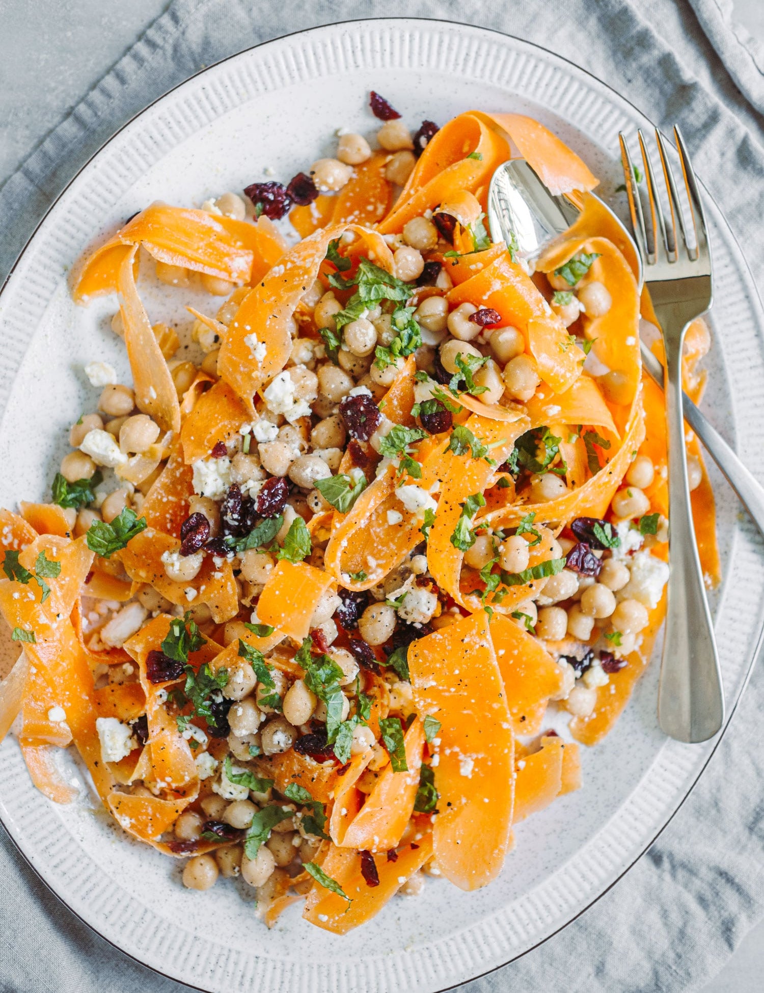 Salat med kikærter, gulerødder og feta