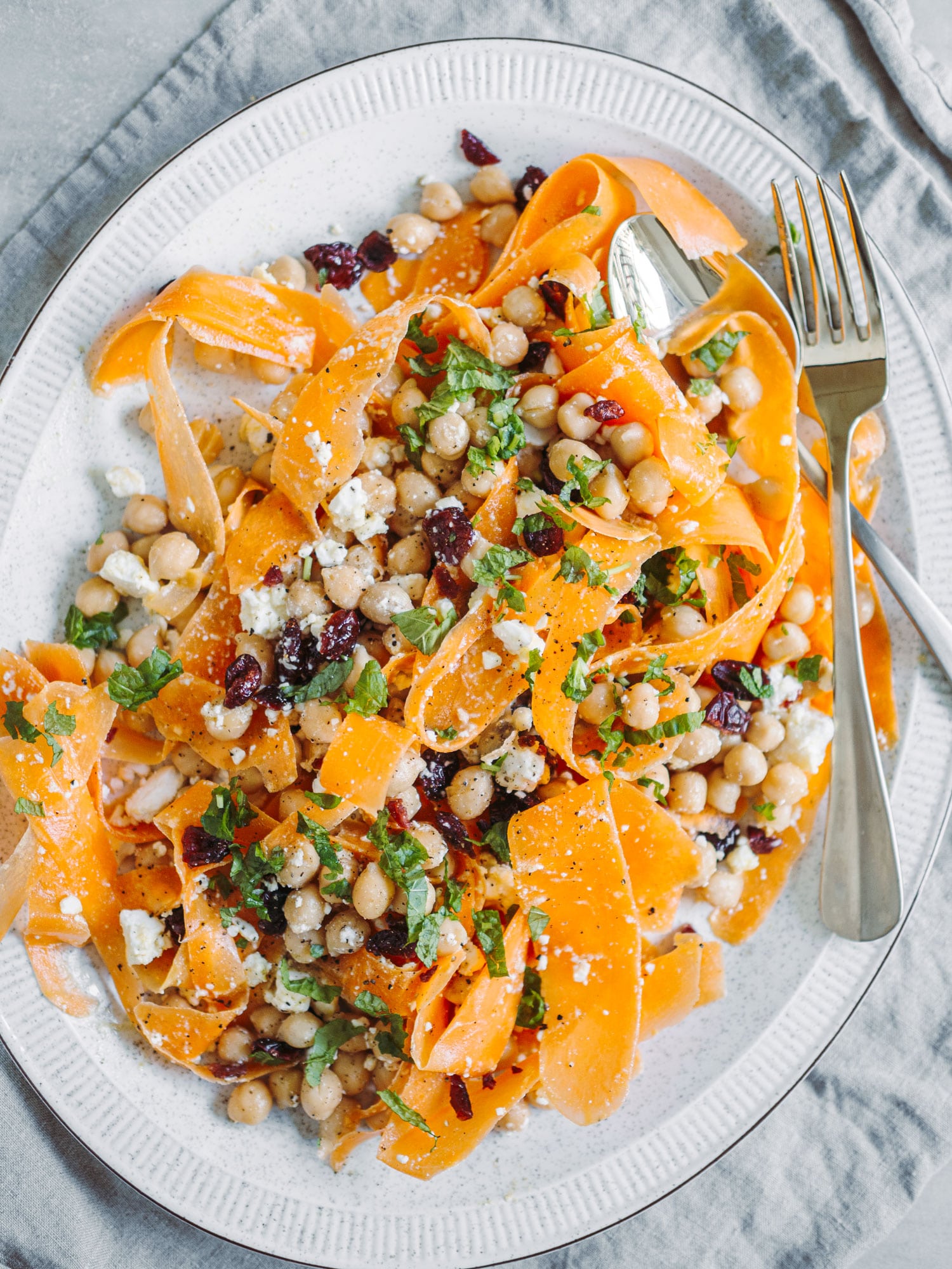 Salat med kikærter, gulerødder og feta