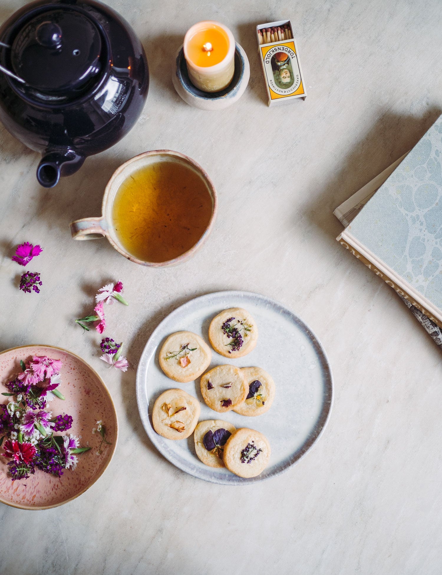 Småkager med spiselige blomster