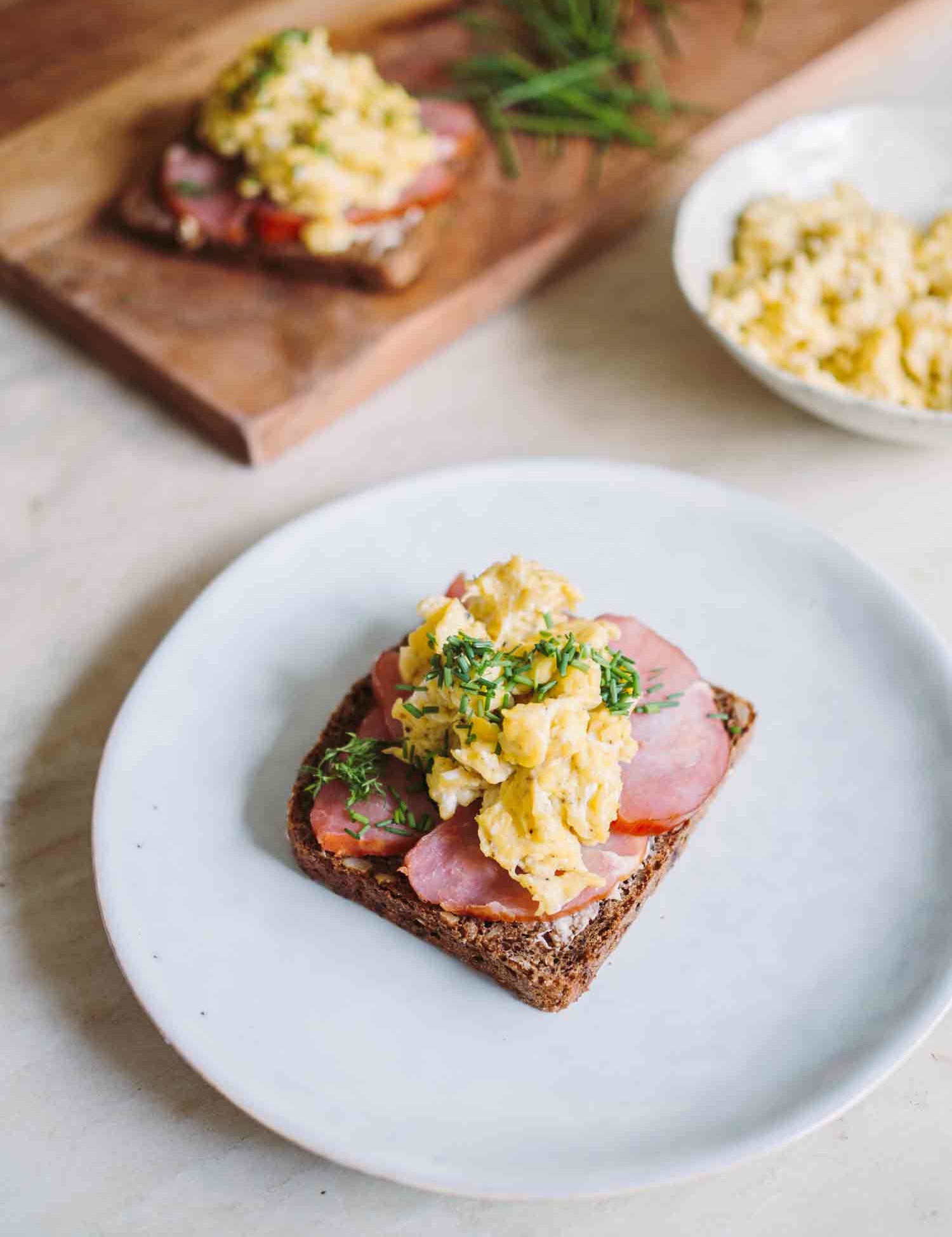 Smørrebrød med røget mørbrad og røræg