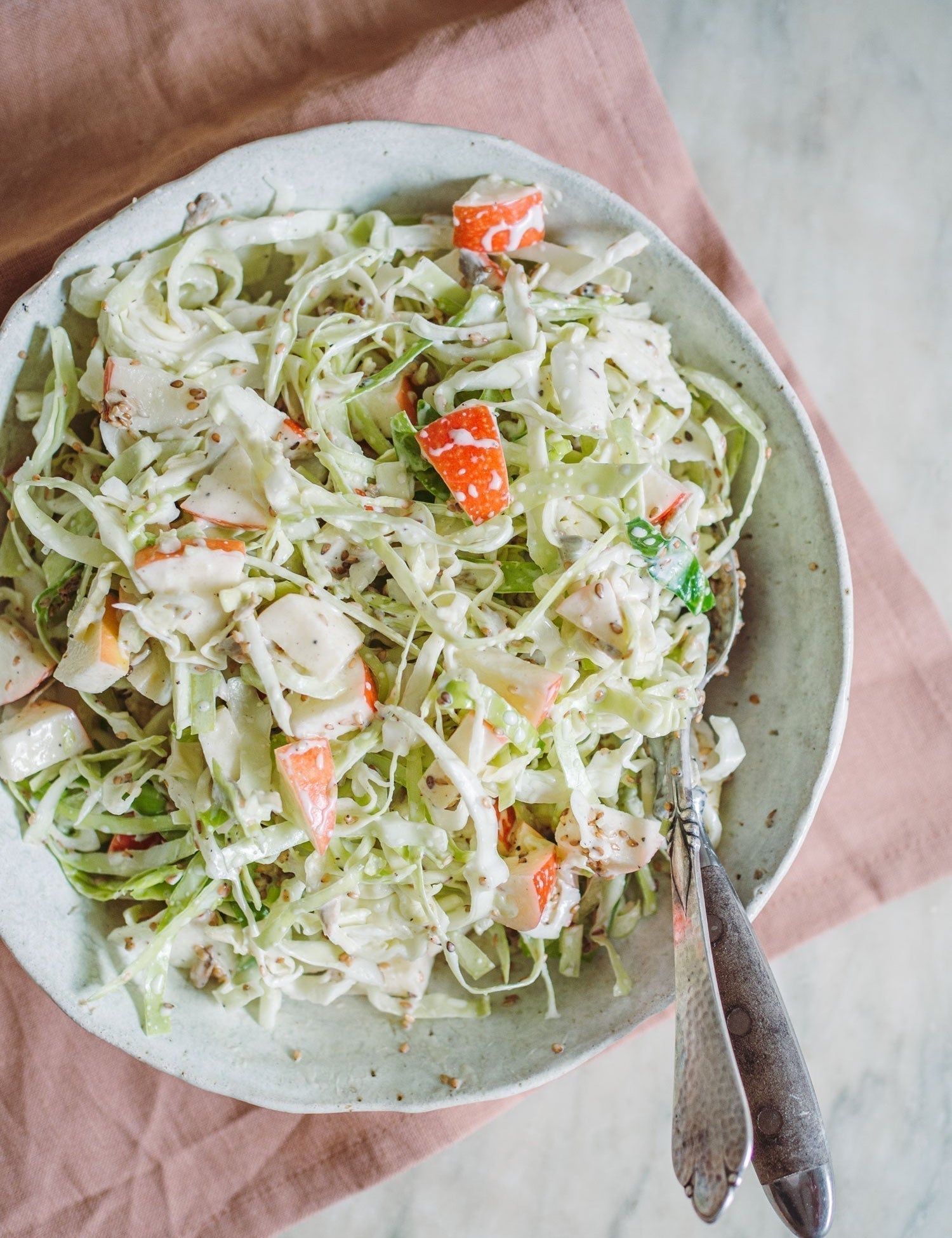 Spidskålssalat med æbler