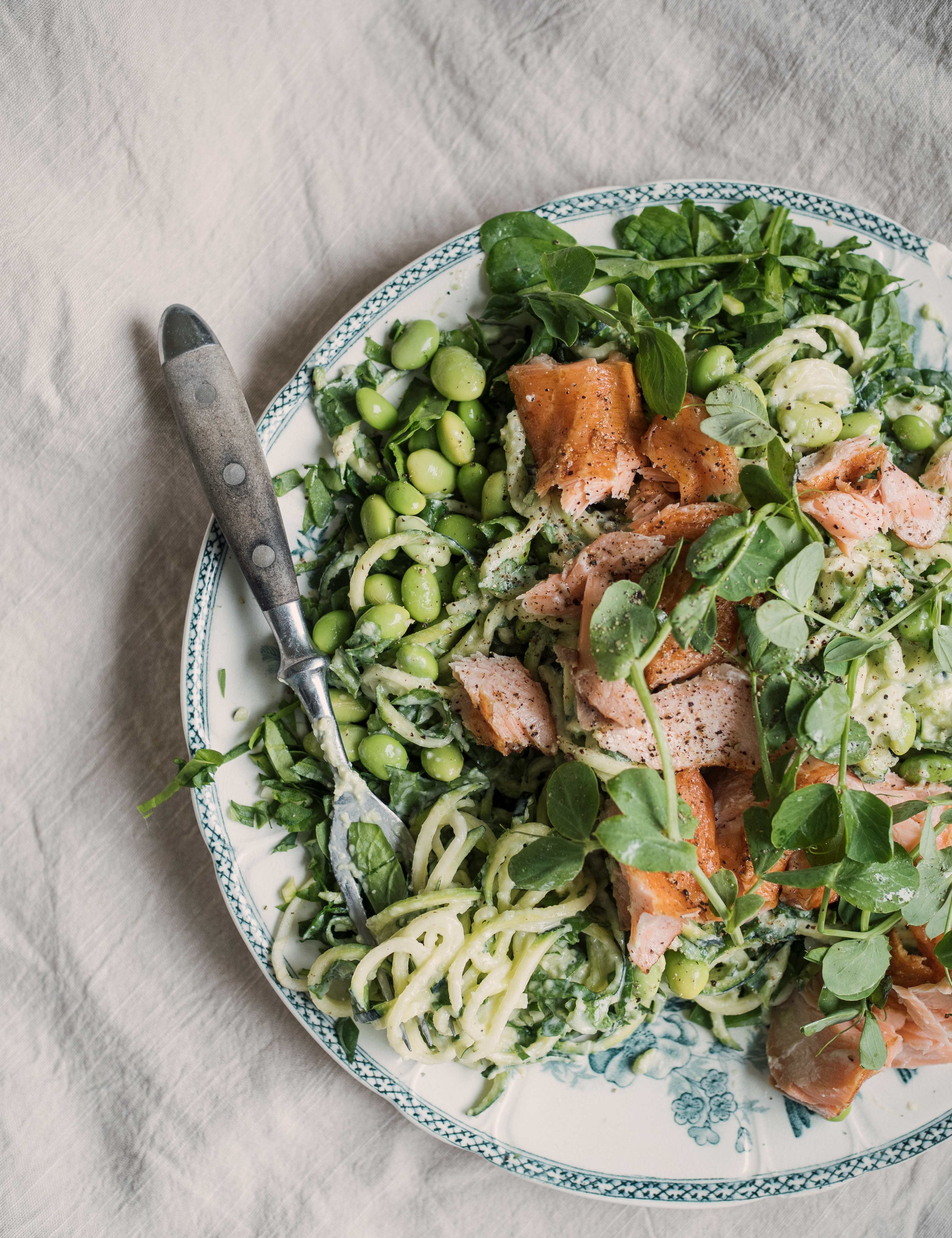 Squashpasta med avocadocreme og varmrøget laks