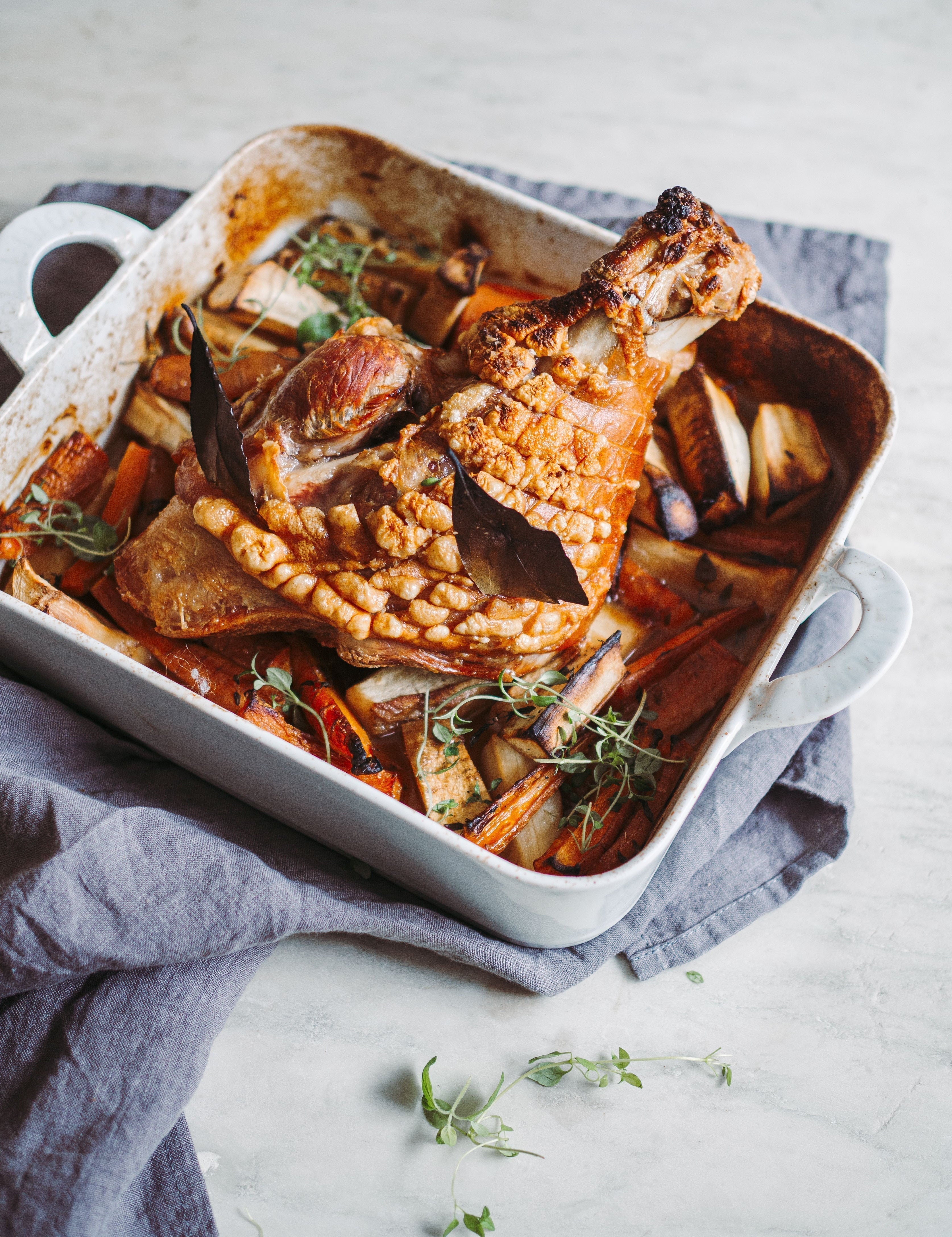 Langtidsstegt skank med rodfrugter