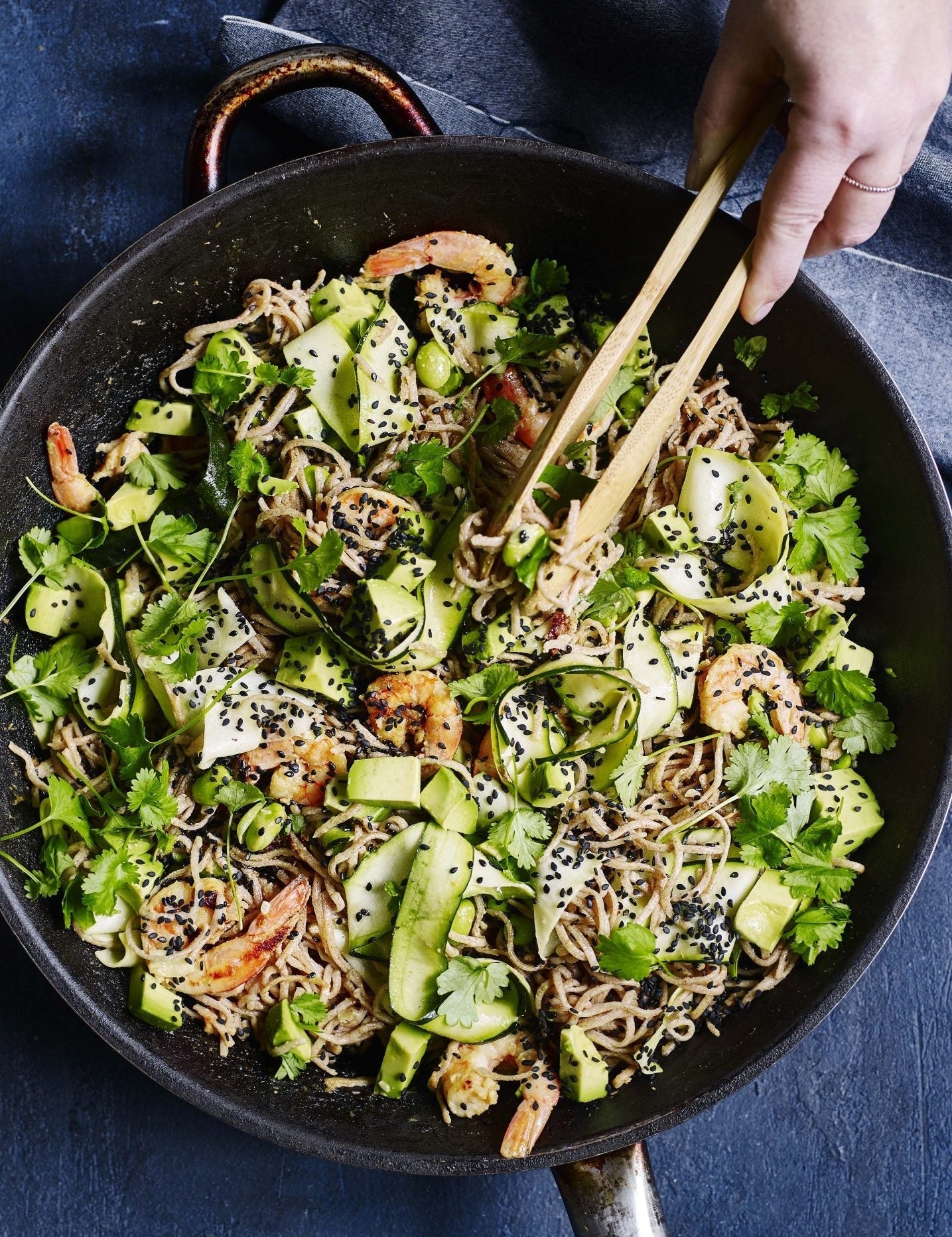 Wok med tigerrejer, nudler og squash