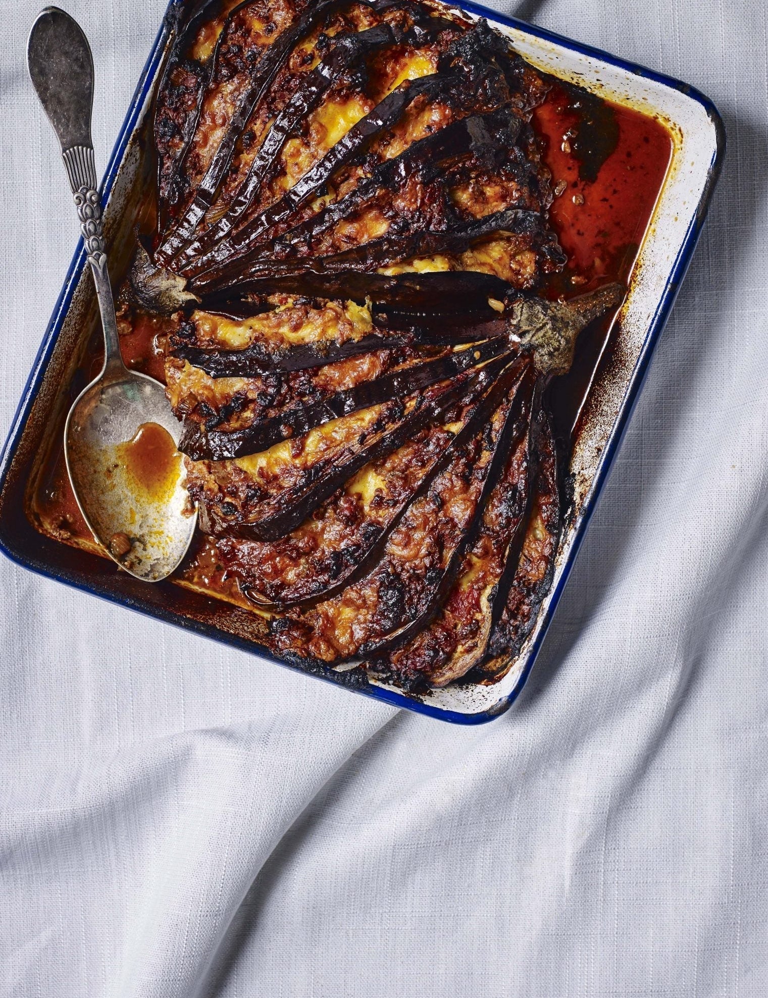 Hasselback aubergine med kødsauce