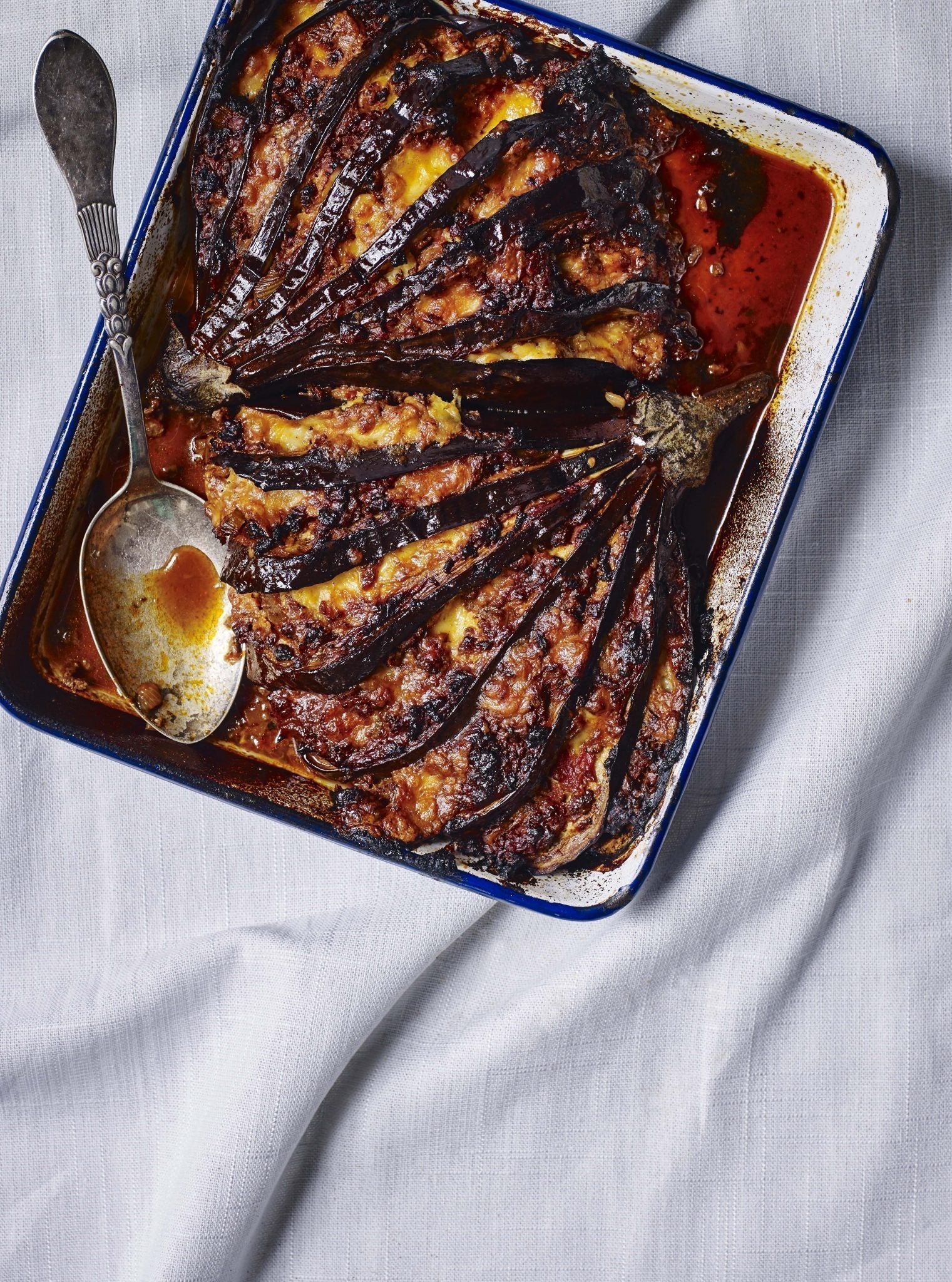Hasselback aubergine med kødsauce