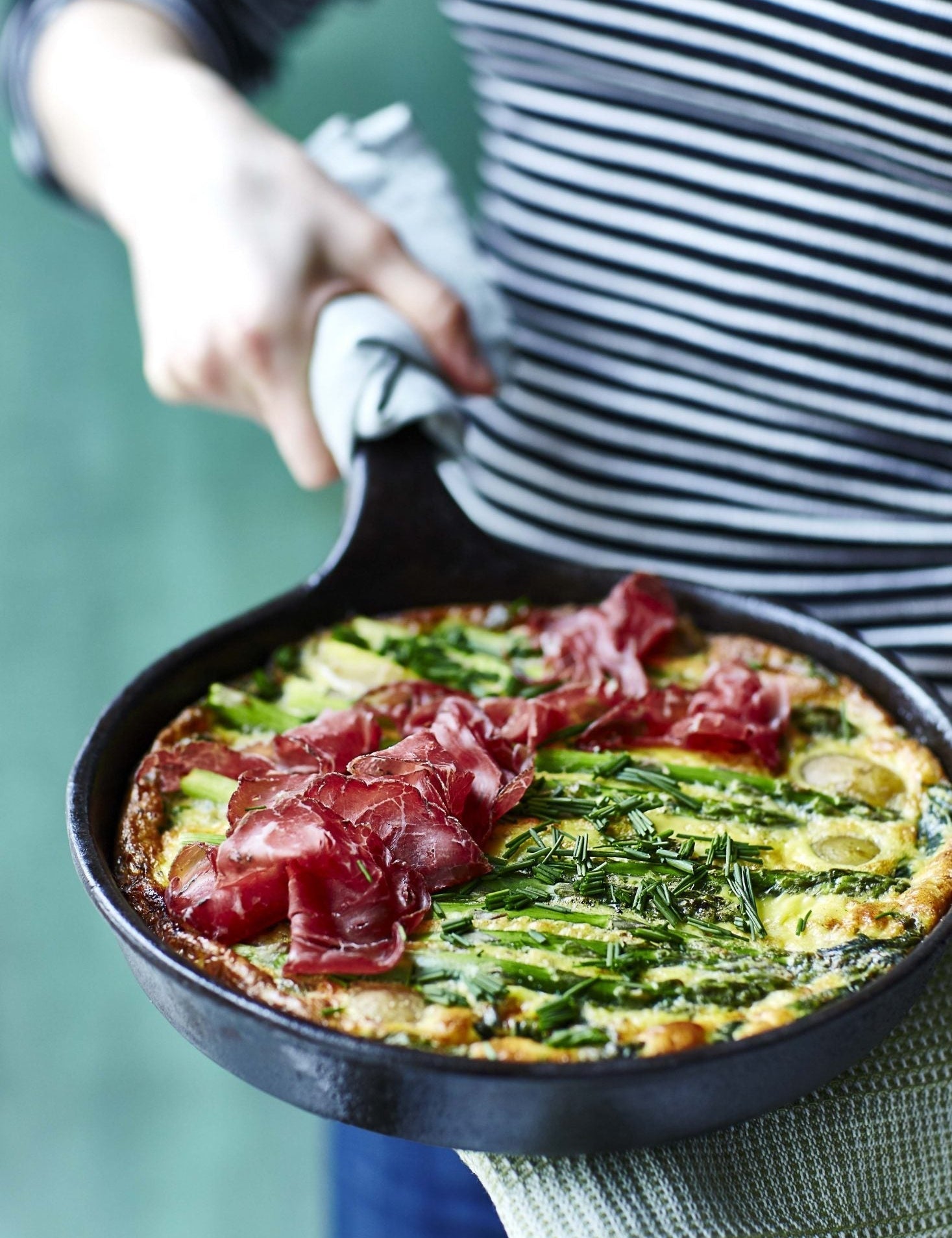 Æggekage i ovn med kartofler og asparges