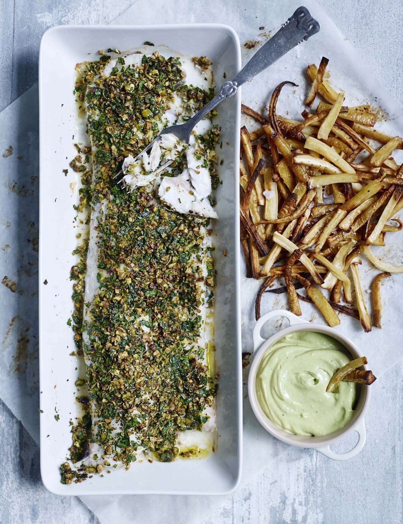 Pistaciepaneret kulmule med pastinakfritter