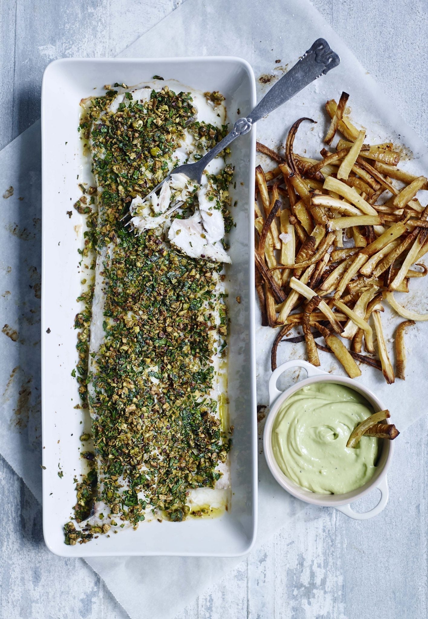 Pistaciepaneret kulmule med pastinakfritter