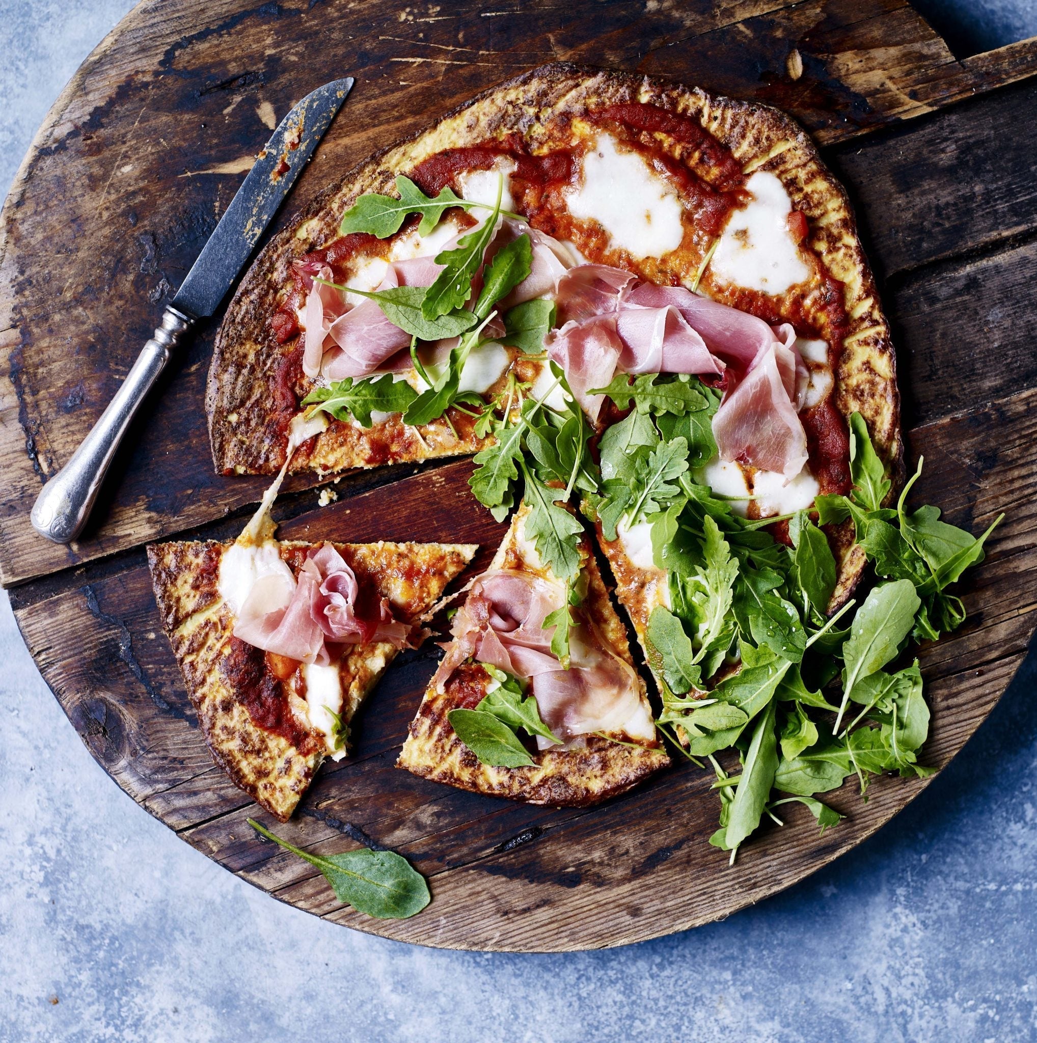 Blomkålspizza med serrano & mozzarella