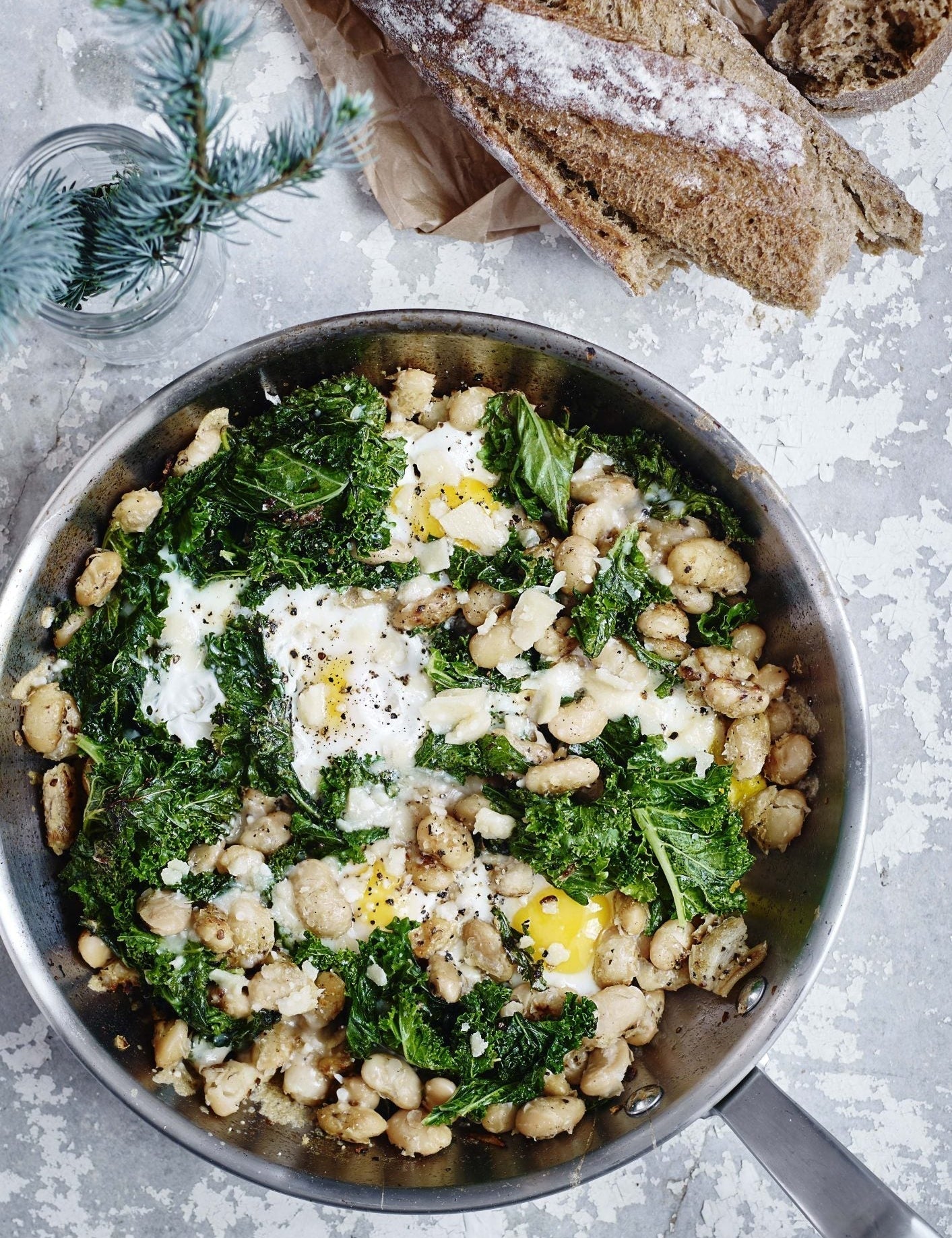 Pande med butterbeans, grønkål & æg