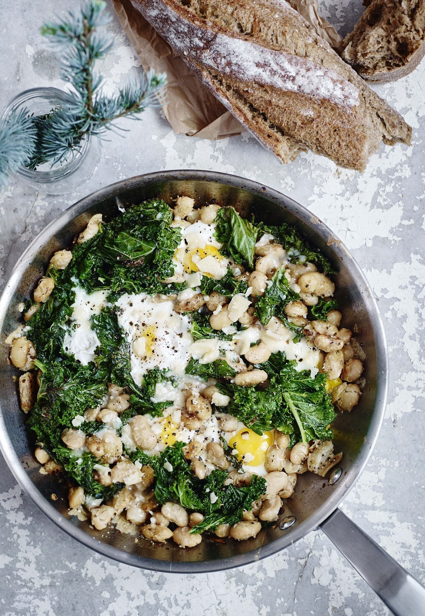 Pande med butterbeans, grønkål & æg