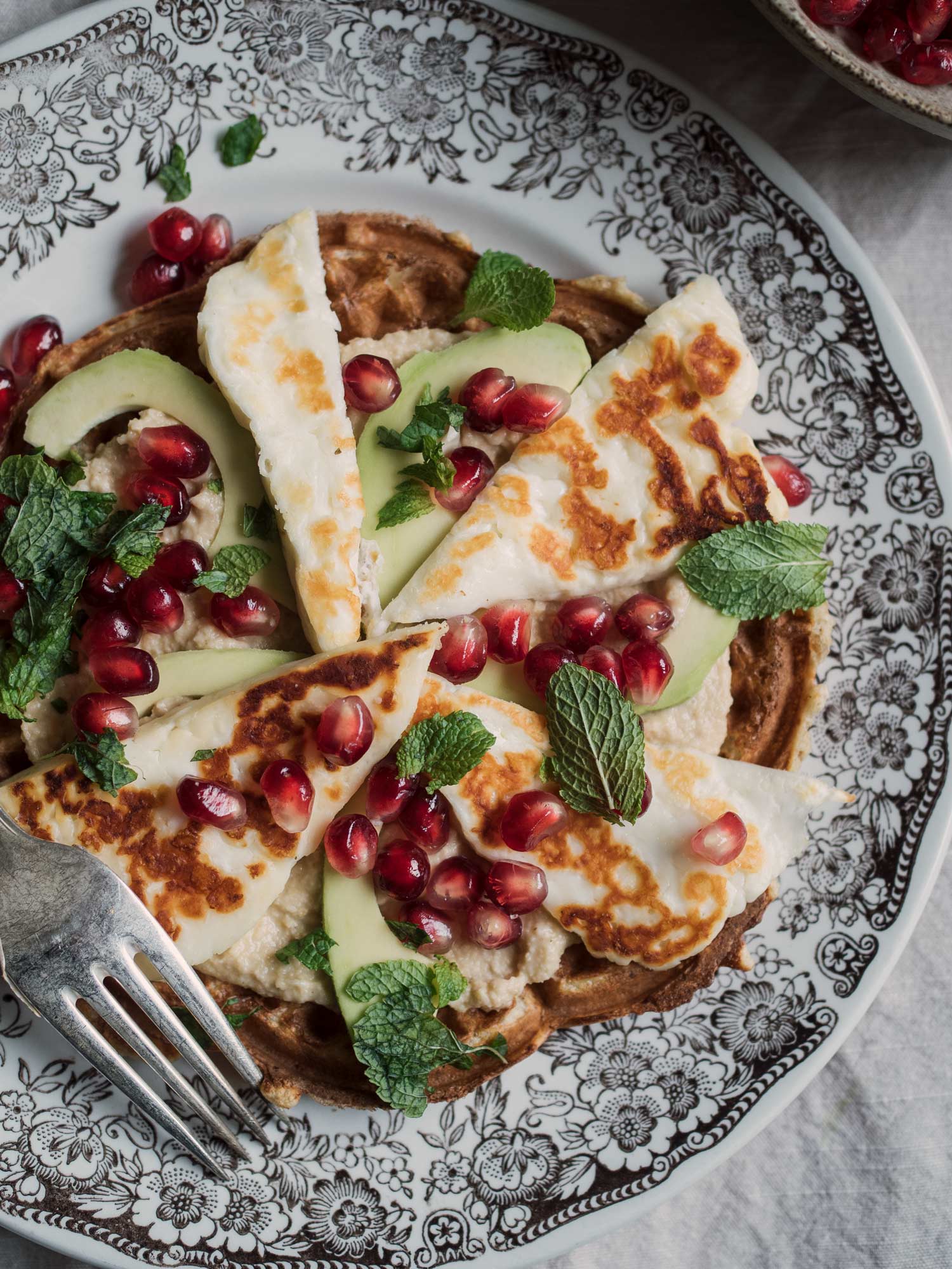 Vafler med hummus og halloumi