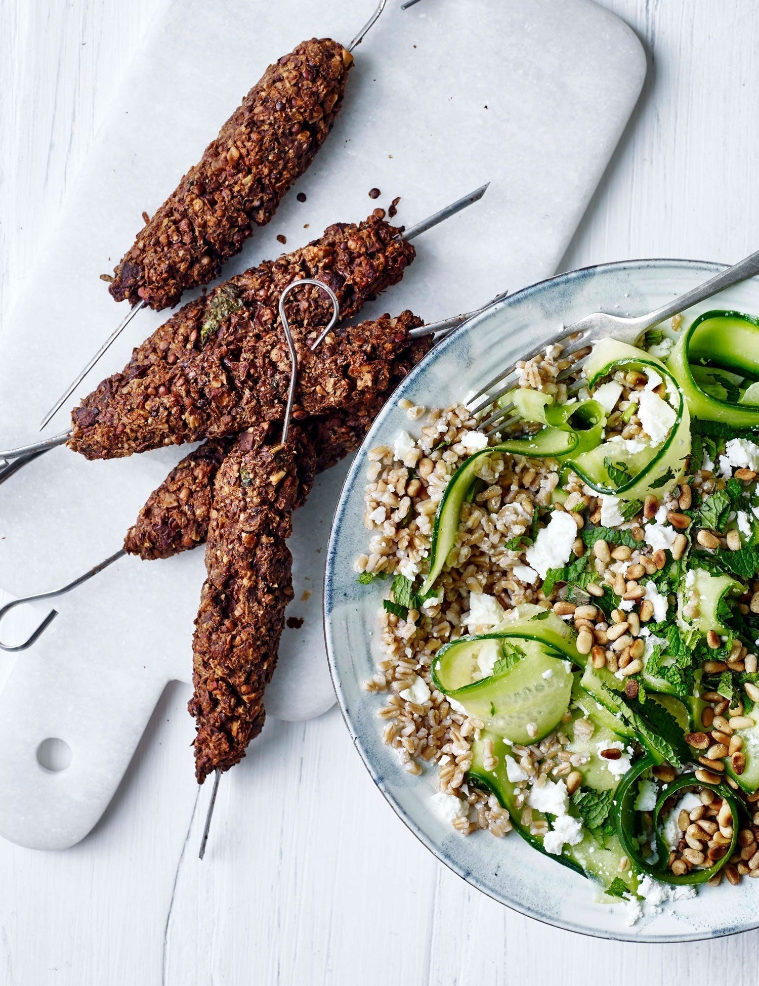 Vegansk kebab spyd med perlespeltsalat