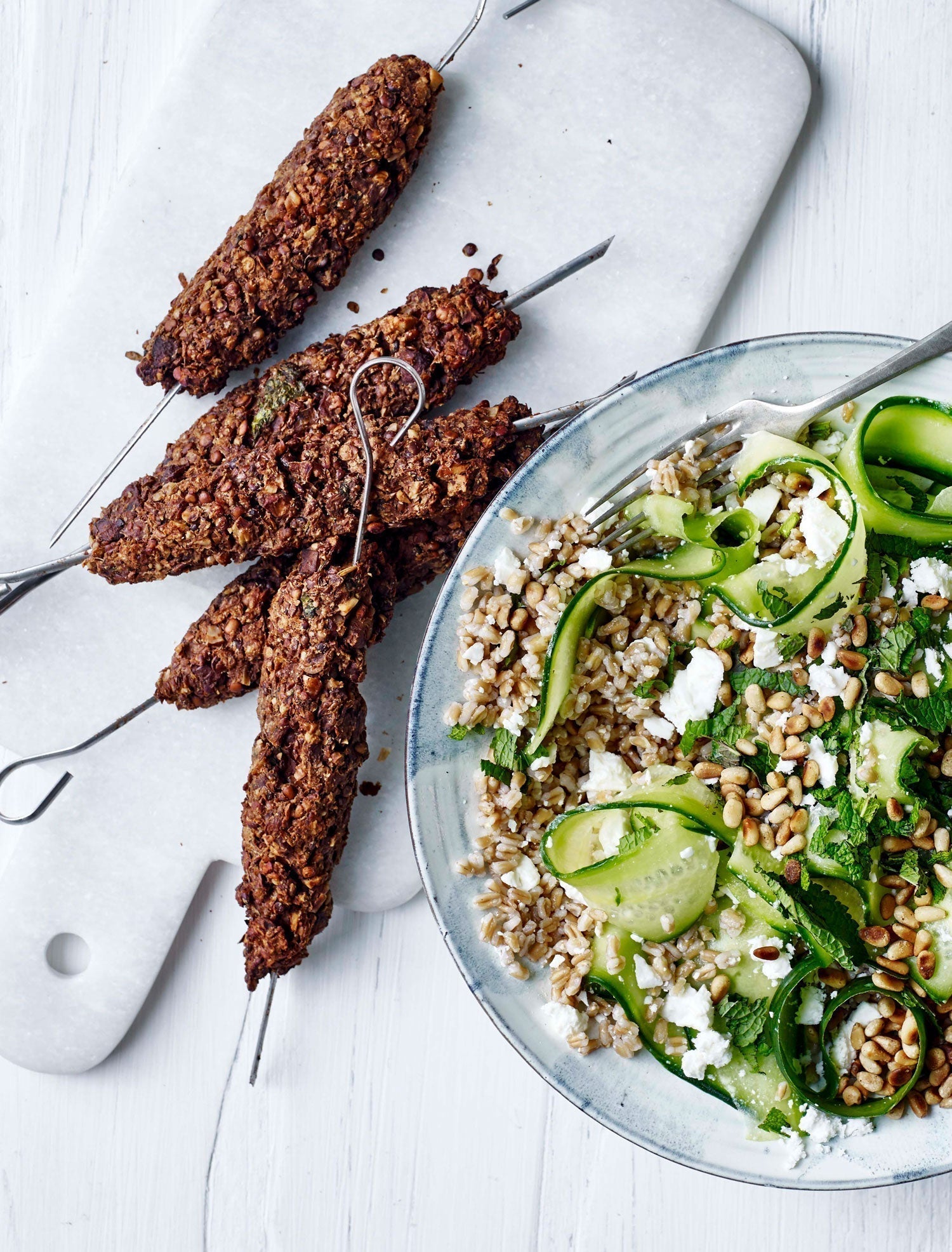 Vegansk kebab spyd med perlespeltsalat