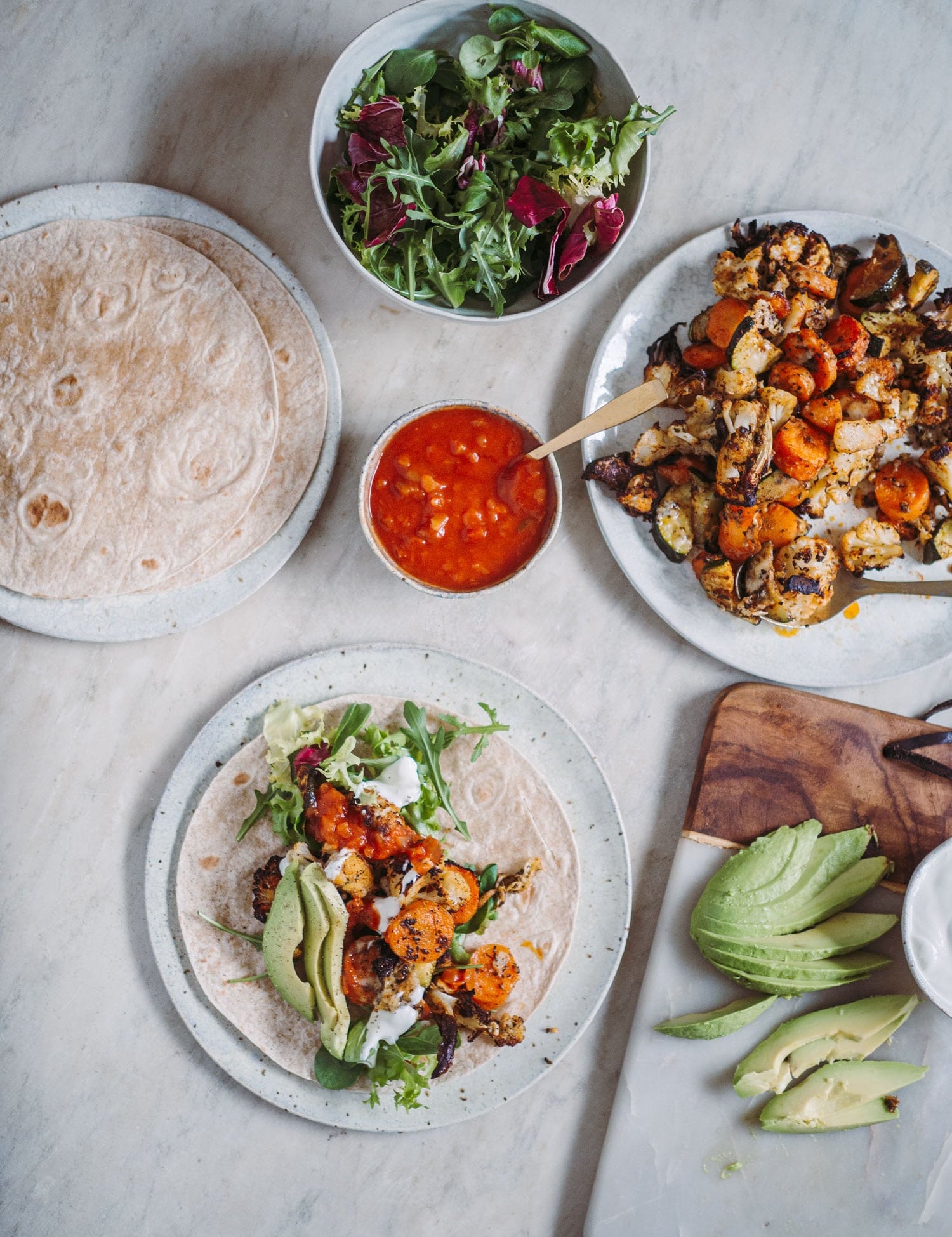 Vegetar tortillas med bagte grøntsager