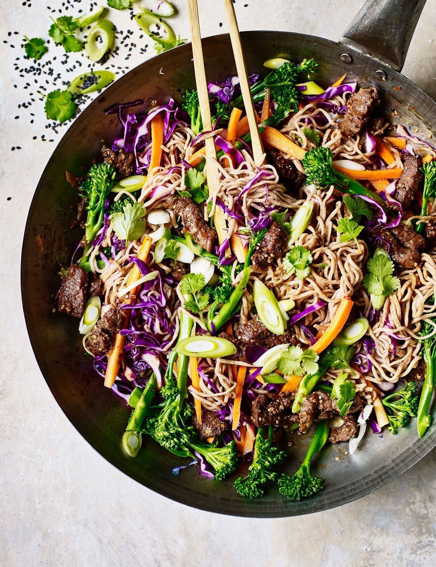 Wok med oksekød og nudler