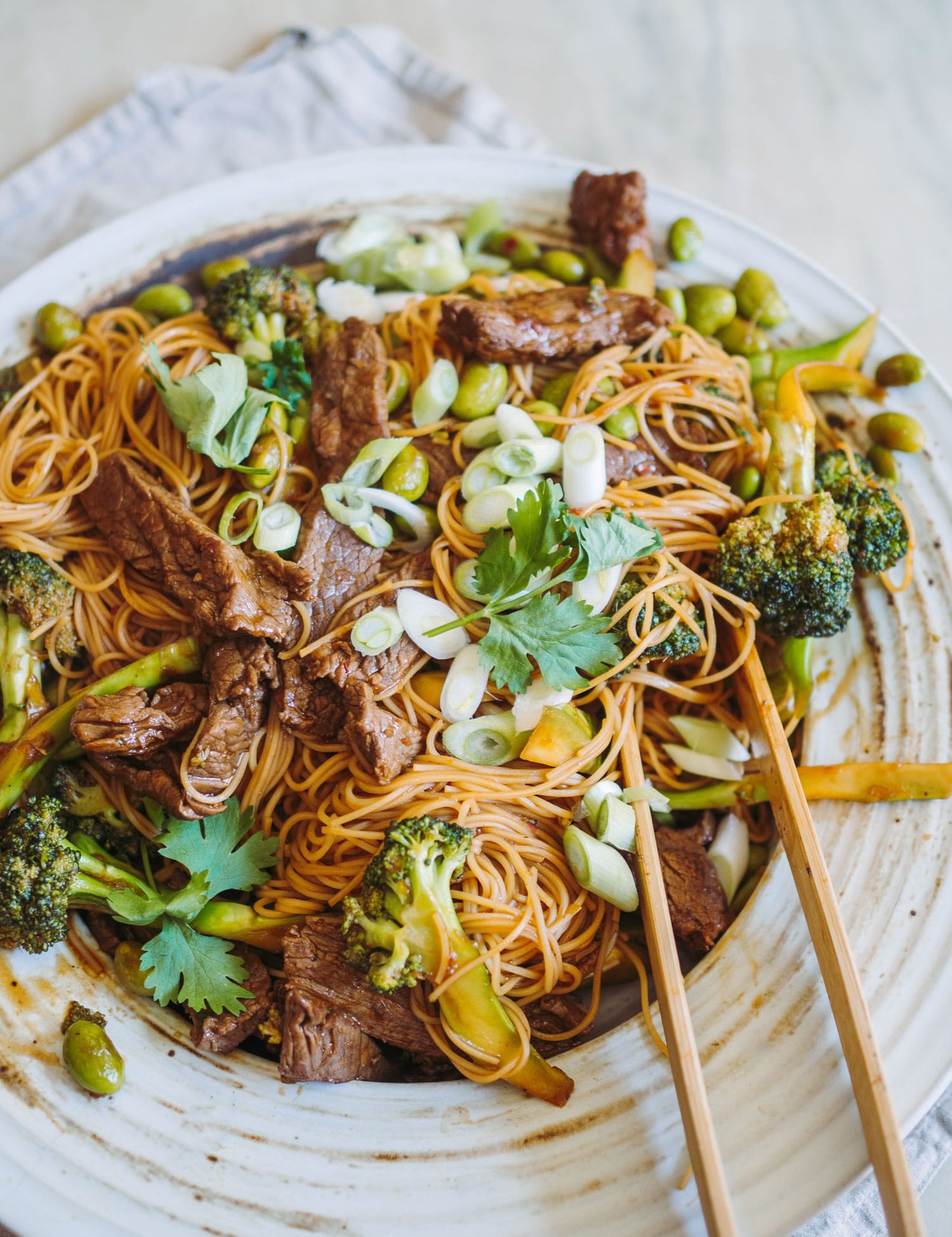 Nudler med oksekød og broccoli