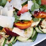 Salat med grillet fersken og squash