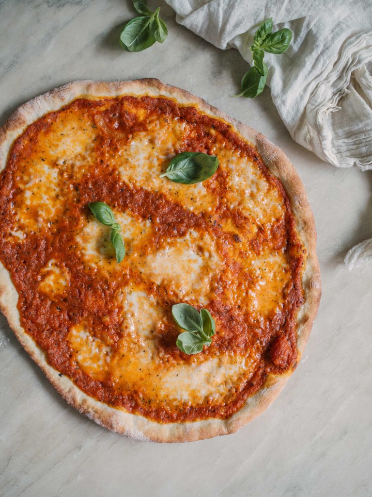 pizza med tomatsauce