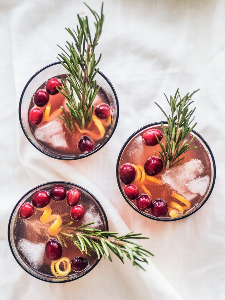 julet cocktail med tranebær og rosmarin