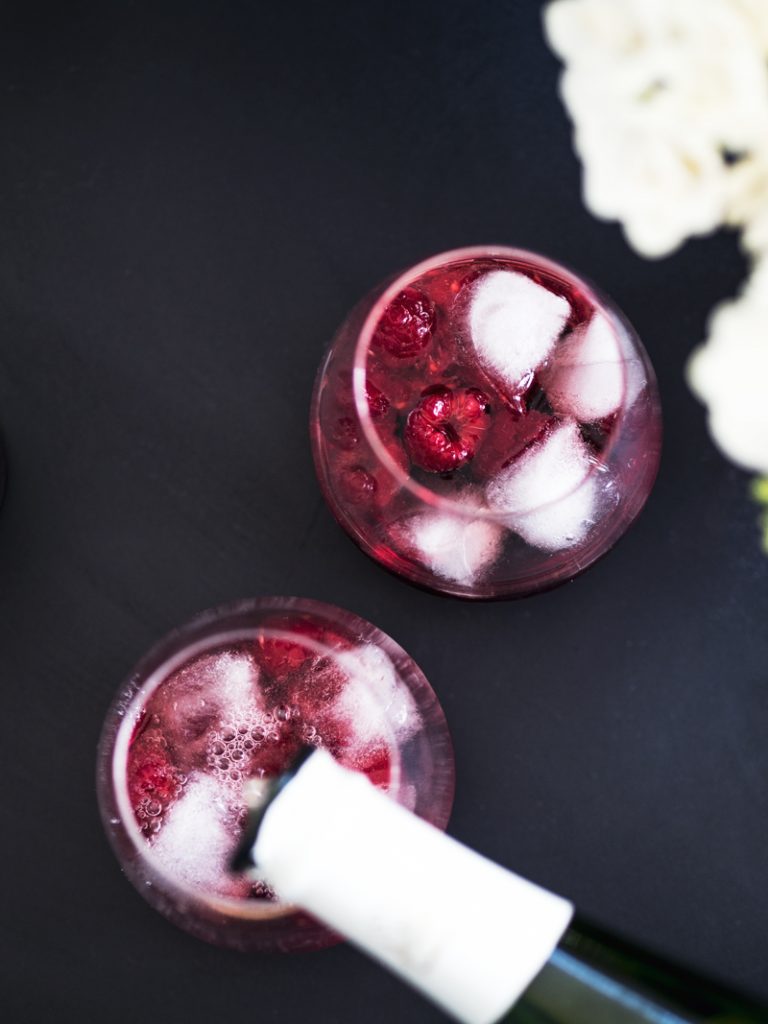 Cocktail med solbærsnaps
