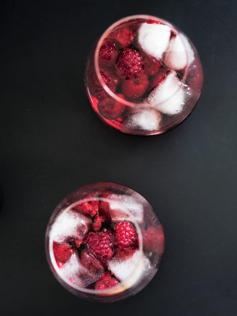 cocktail med solbærsnaps