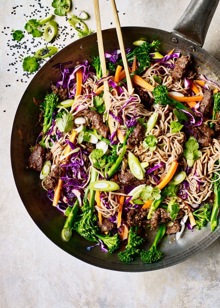 wok med oksekød, nudler og grøntsager