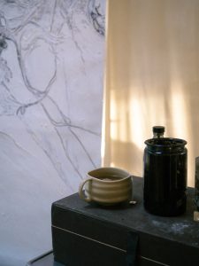 Calm keramikkop i atelieret